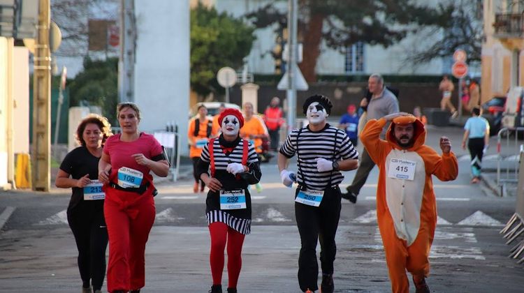 Des coureurs déguisés qui participent à la course en 2023